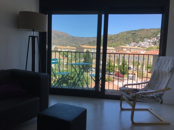 Interior - FREE SHEETS. CENTRAL, BEAUTIFUL, APPEARS FOR FREE ON THE SAME STREET (Roses)