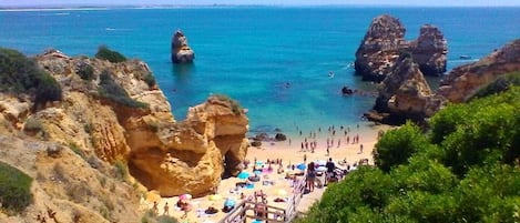 Chaises longues, serviettes de plage