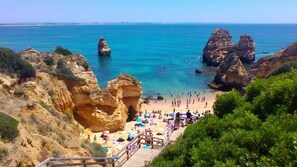 Chaises longues, serviettes de plage