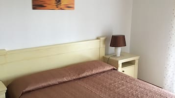 1 chambre, bureau, fer et planche Ă  repasser, draps fournis