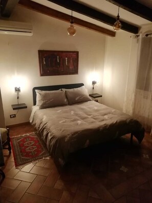 1 chambre, fer et planche à repasser, draps fournis