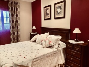 3 slaapkamers, een strijkplank/strijkijzer, wifi, beddengoed