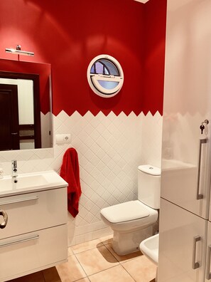 Een haardroger, handdoeken, zeep, toiletpapier