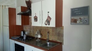 Frigorifero, forno, piano cottura, macchina per tè/caffè