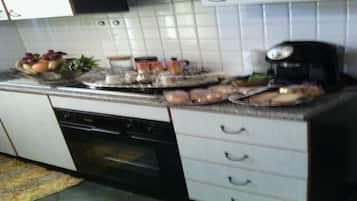 Fridge, oven, stovetop, coffee/tea maker