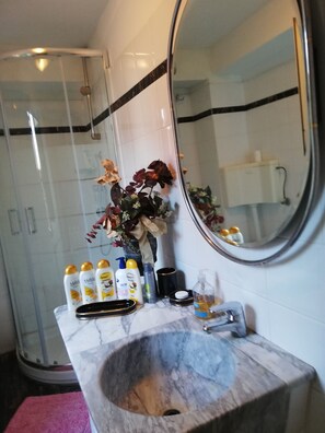 Secador de cabelo, toalhas de banho, sabonete, shampoo