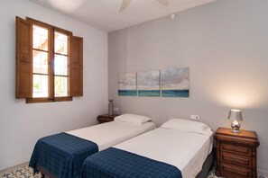 3 makuuhuonetta, tallelokero huoneessa, työpöytä, silitysrauta/-lauta