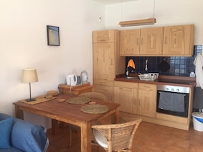 Fridge, oven, stovetop, coffee/tea maker - Evelmar house on the waterfront in Betancuria Natural Park (Valle de Santa Inés)