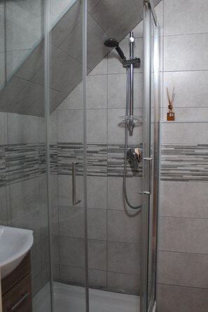 Asciugacapelli, asciugamani, sapone, shampoo
