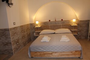 1 bedroom, bed sheets - The Suite at the Castle (Bari)