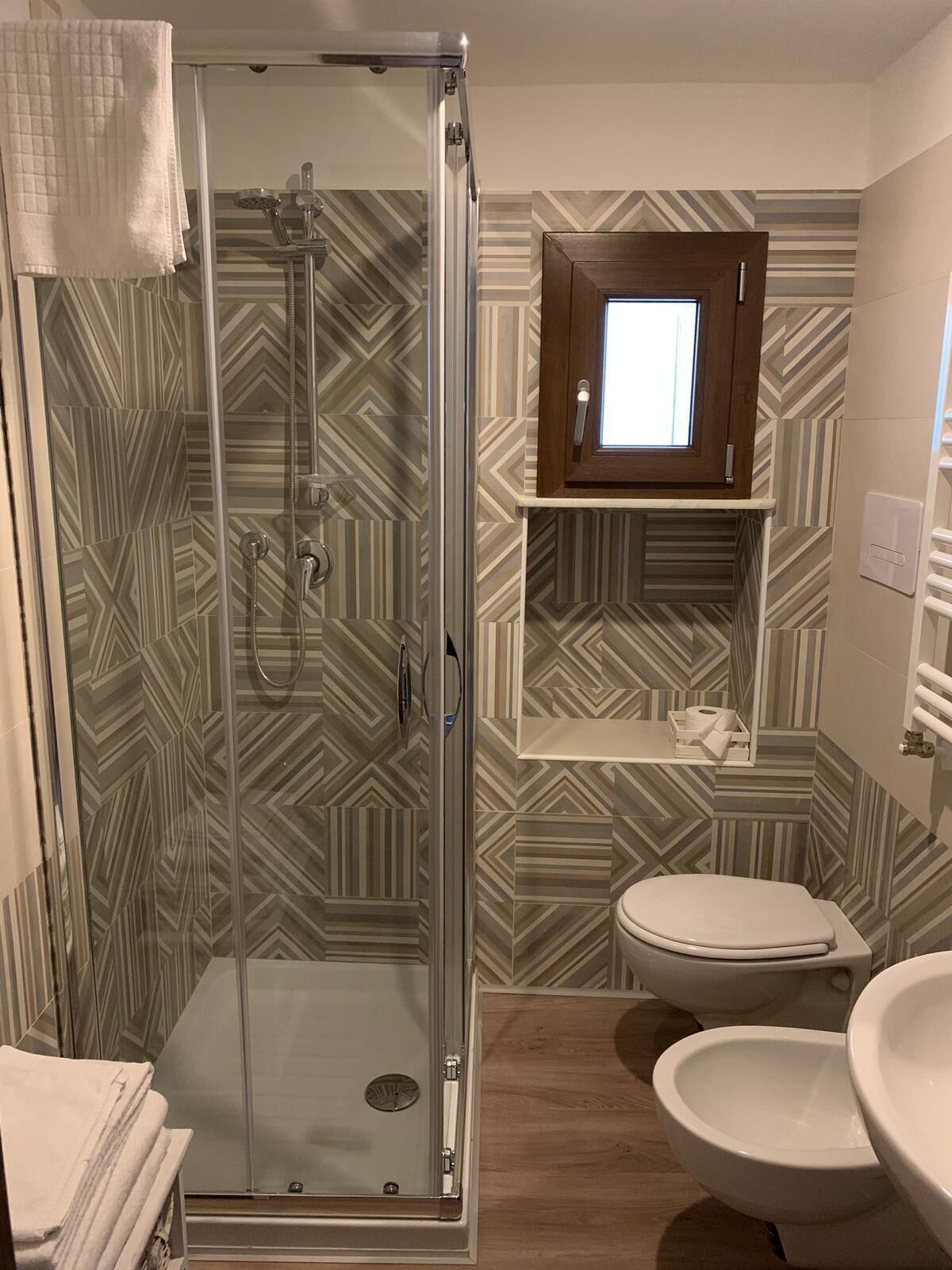 Dusche, Haartrockner, Bidet, Handtücher