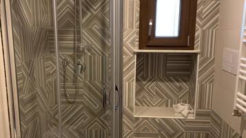 Douche, sèche-cheveux, bidet, serviettes fournies