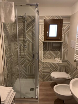 Dusche, Haartrockner, Bidet, Handtücher