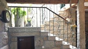 A stone staircase with wrought iron railings, a dark wooden door, and a stone wall. - Douro and Tâmega - Quinta do Baroco  (Penafiel)