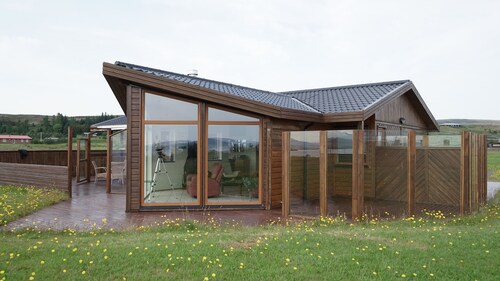 Beautiful house overlooking Lake Thingvallavatn  HG 12365