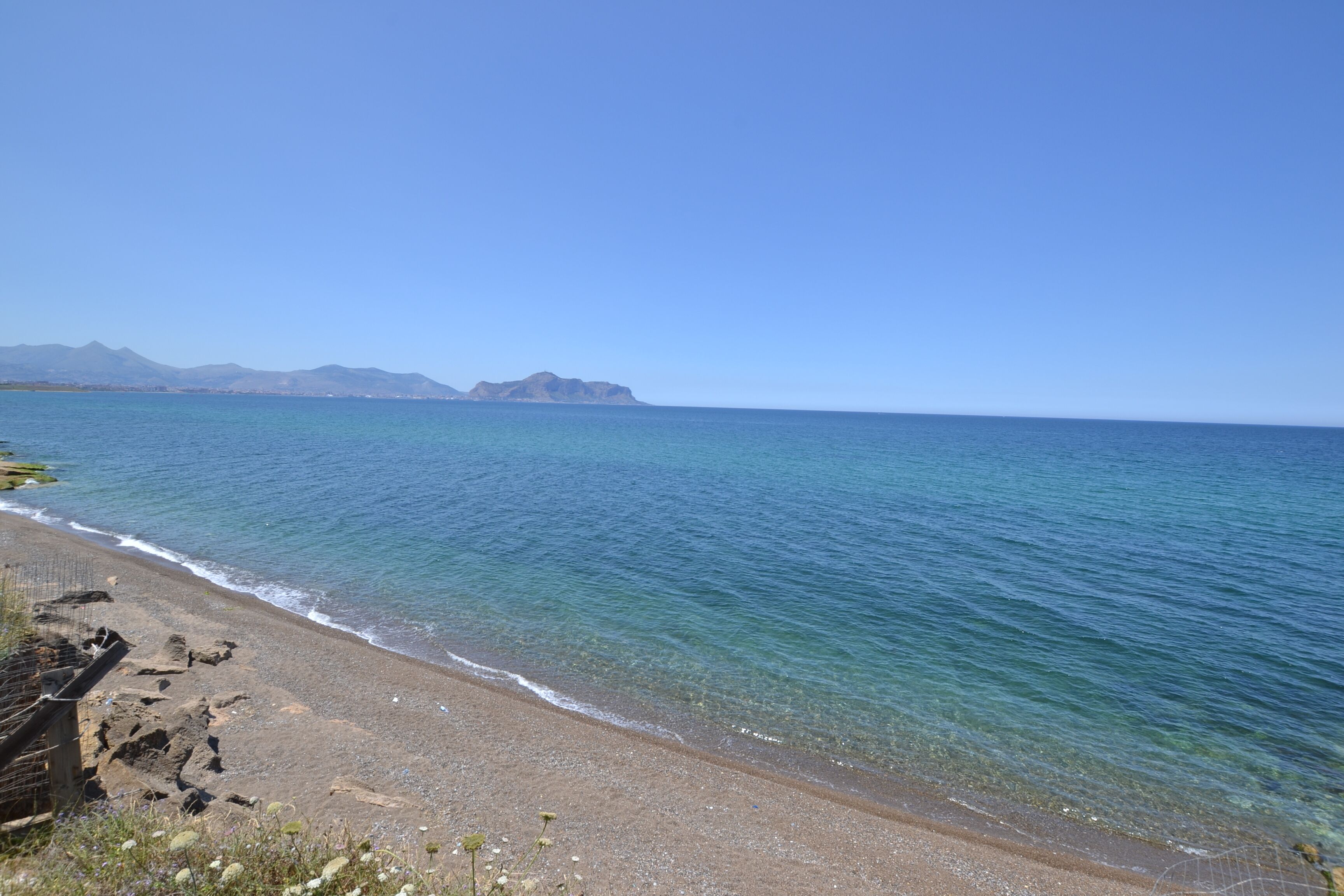 Sulla spiaggia, lettini da mare