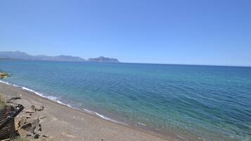 Sulla spiaggia, lettini da mare