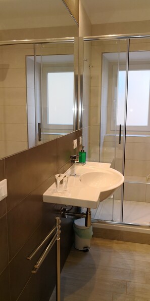 Douche, sèche-cheveux, bidet, serviettes fournies