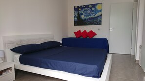 2 عدّة غرف نوم ومكتب ومكواة/لوح كي وواي فاي