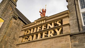Schild der Queen's Gallery an einem Steinhaus.