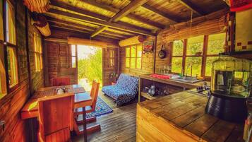 Cabaña romántica, 1 cama doble, cocina, junto a la montaña | Cocina privada | Frigorífico pequeño, cafetera o tetera, tostadora y licuadora