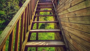 A wooden staircase leading to a deck with a view of greenery and a partly cloudy sky. - Cabaña Agrreste Bed & Breakfast (Nemocón)