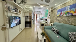 Smart TV, books - EXQUISITE ACCOMMODATION DOWNTOWN ALL SERVICES (Badalona)