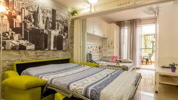1 habitación, caja de seguridad en la habitación y escritorio