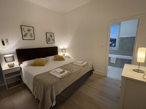 4 室のベッドルーム、セーフティボックス (室内)、デスク、アイロン / アイロン台