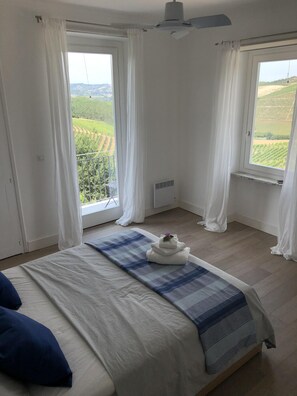 4 chambres, coffres-forts dans les chambres, bureau