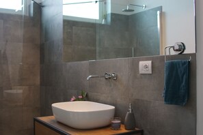 Duschwanne, Haartrockner, Bidet, Handtücher