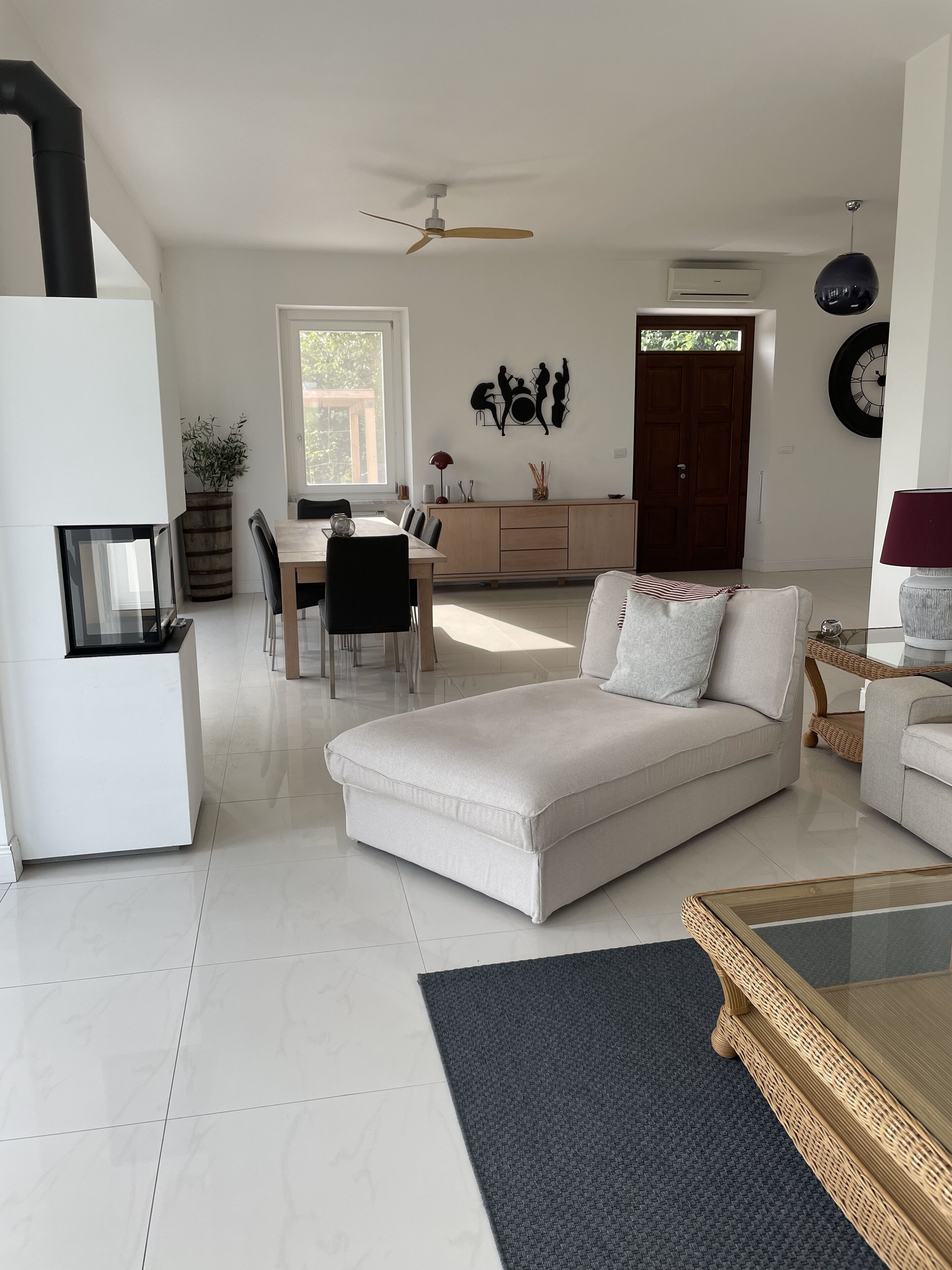 Een open haard en boeken