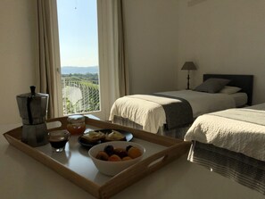 4 slaapkamers, een kluis op de kamer, een bureau