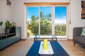 TV, fireplace, table tennis, books