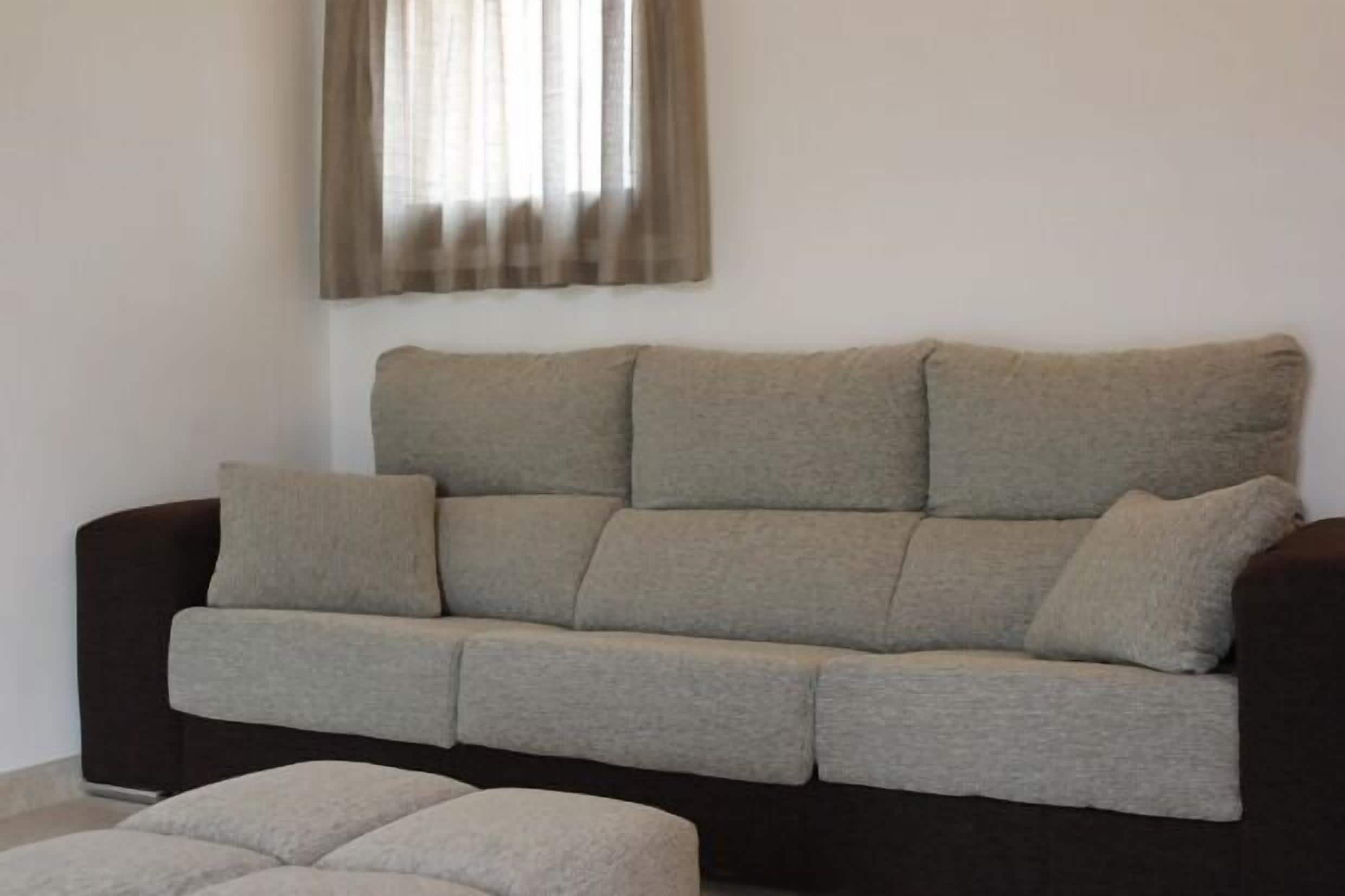 Una televisión, una chimenea, un reproductor de DVD, libros