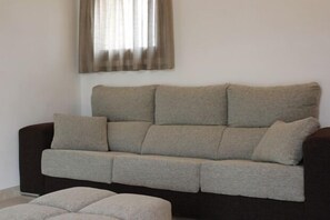 Televisio, takka, DVD-soitin, kirjoja