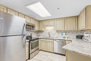 Condo Signature, 2 chambres, balcon | Cuisine privée | Réfrigérateur grande capacité avec congélateur, four à micro-ondes