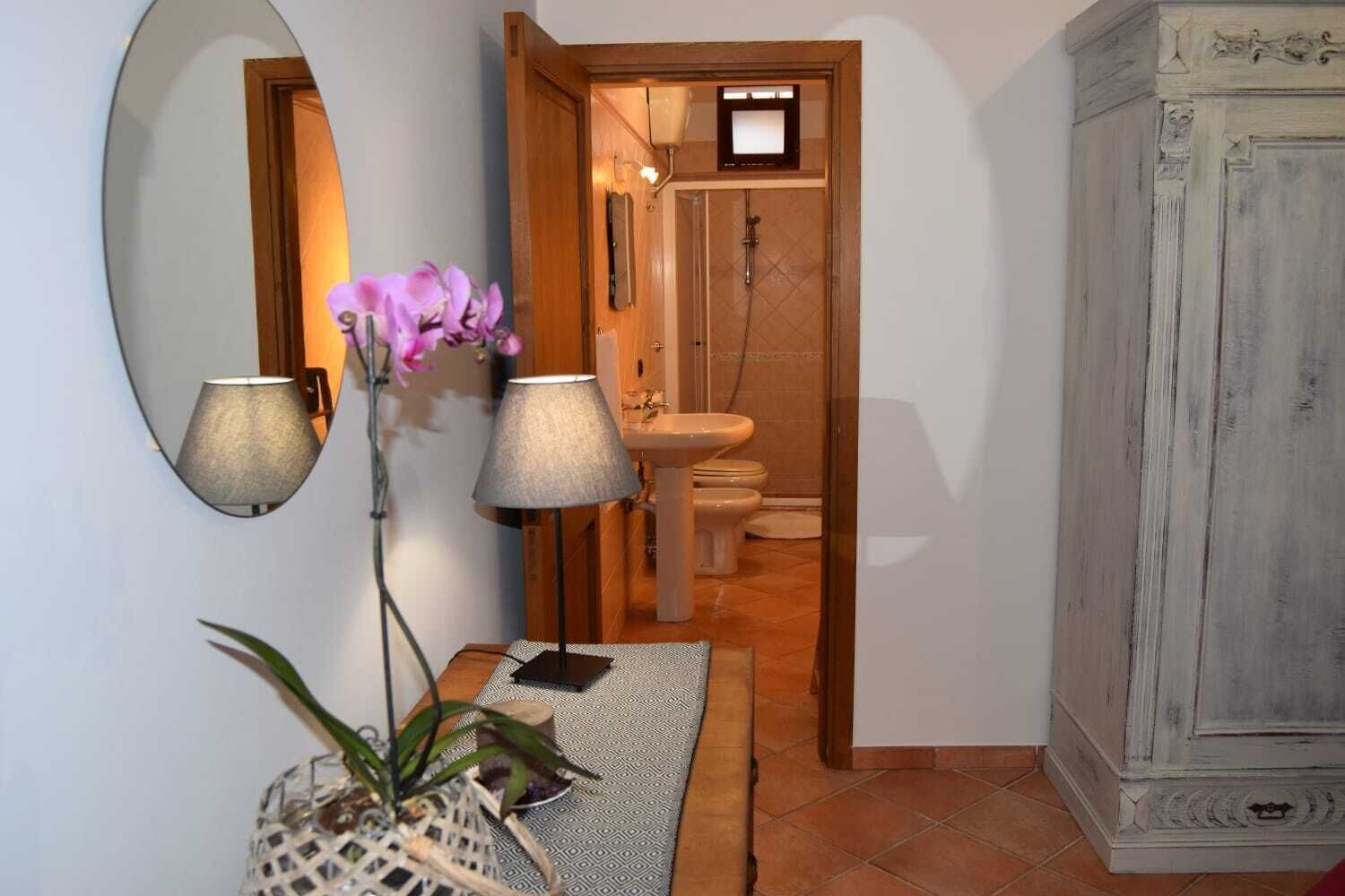 Douche, articles de toilette gratuits, sèche-cheveux, peignoirs
