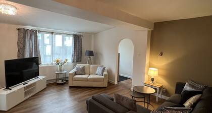 Large 3-Bedroom Holiday Let Steps Away to Street High Street with Onsite Parking