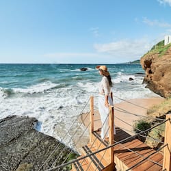 Praia particular, areia branca, toalhas de praia