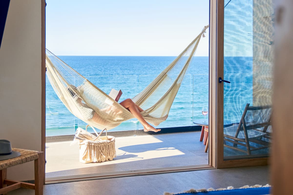 deluxe room, 1 king bed, bathtub, ocean view | 1 bedroom, minibar, in-room safe, laptop workspace