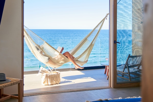 Deluxe Room, 1 King Bed, Bathtub, Ocean View | Minibar, in-room safe, laptop workspace, soundproofing