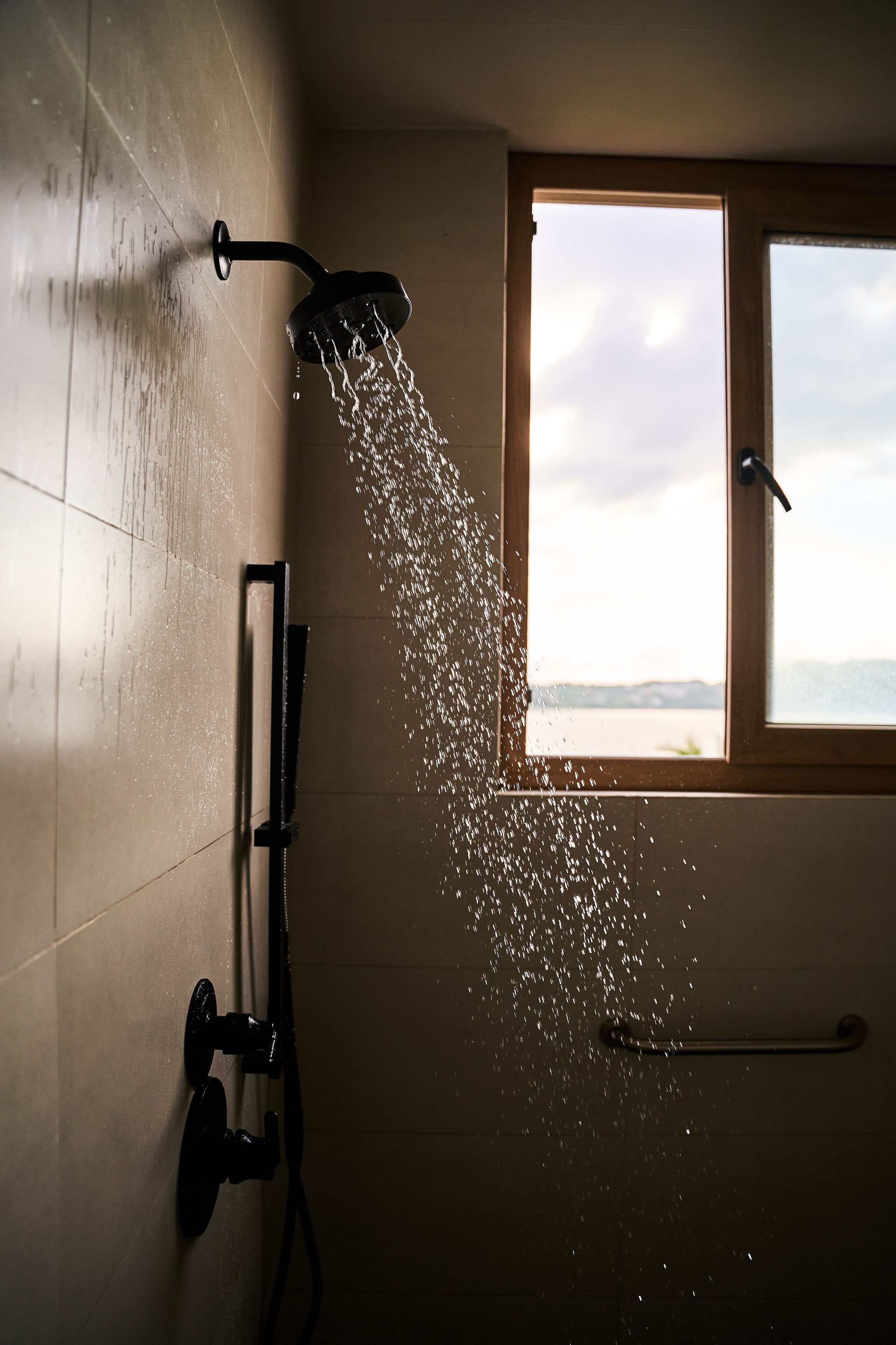 deluxe room, 1 king bed, bathtub, ocean view | bathroom | free toiletries, hair dryer, bathrobes, slippers