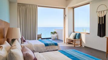 Deluxe dubbelrum | Minibar, värdeförvaringsskåp på rummet och arbetsyta för laptop