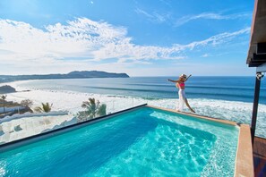 2 piscines extérieures, chaises longues