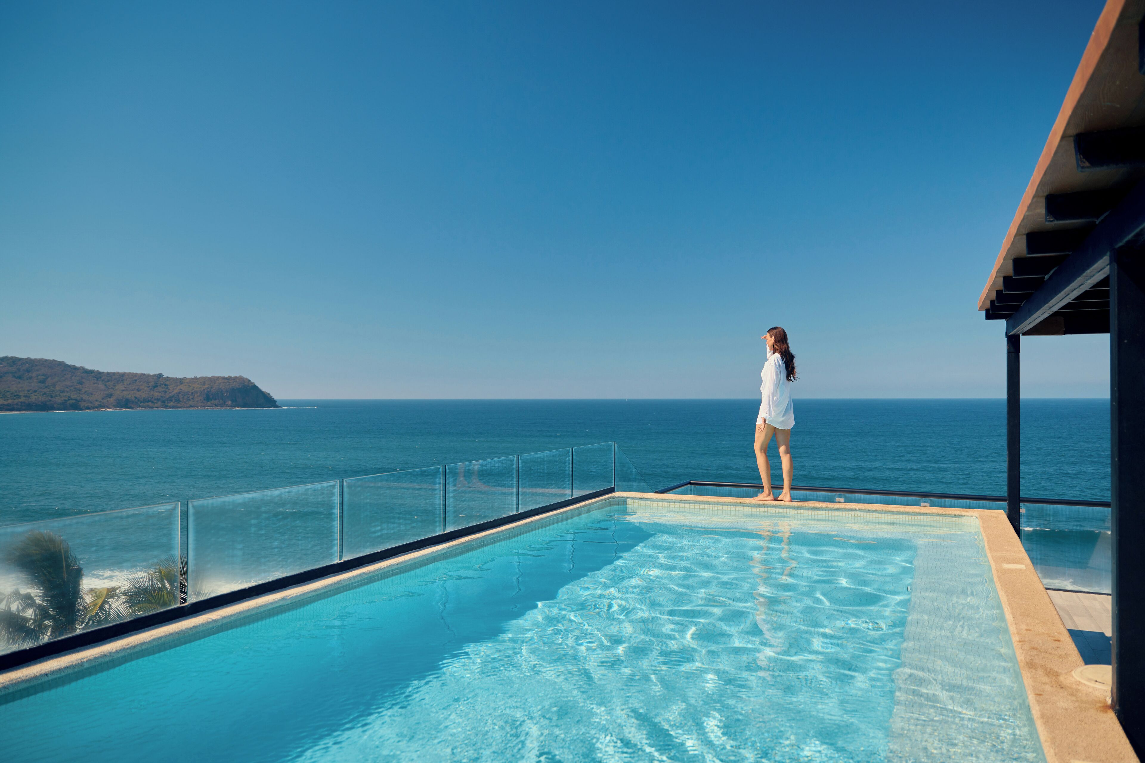 2 outdoor pools, open 8:00 am to 10:00 pm, pool loungers