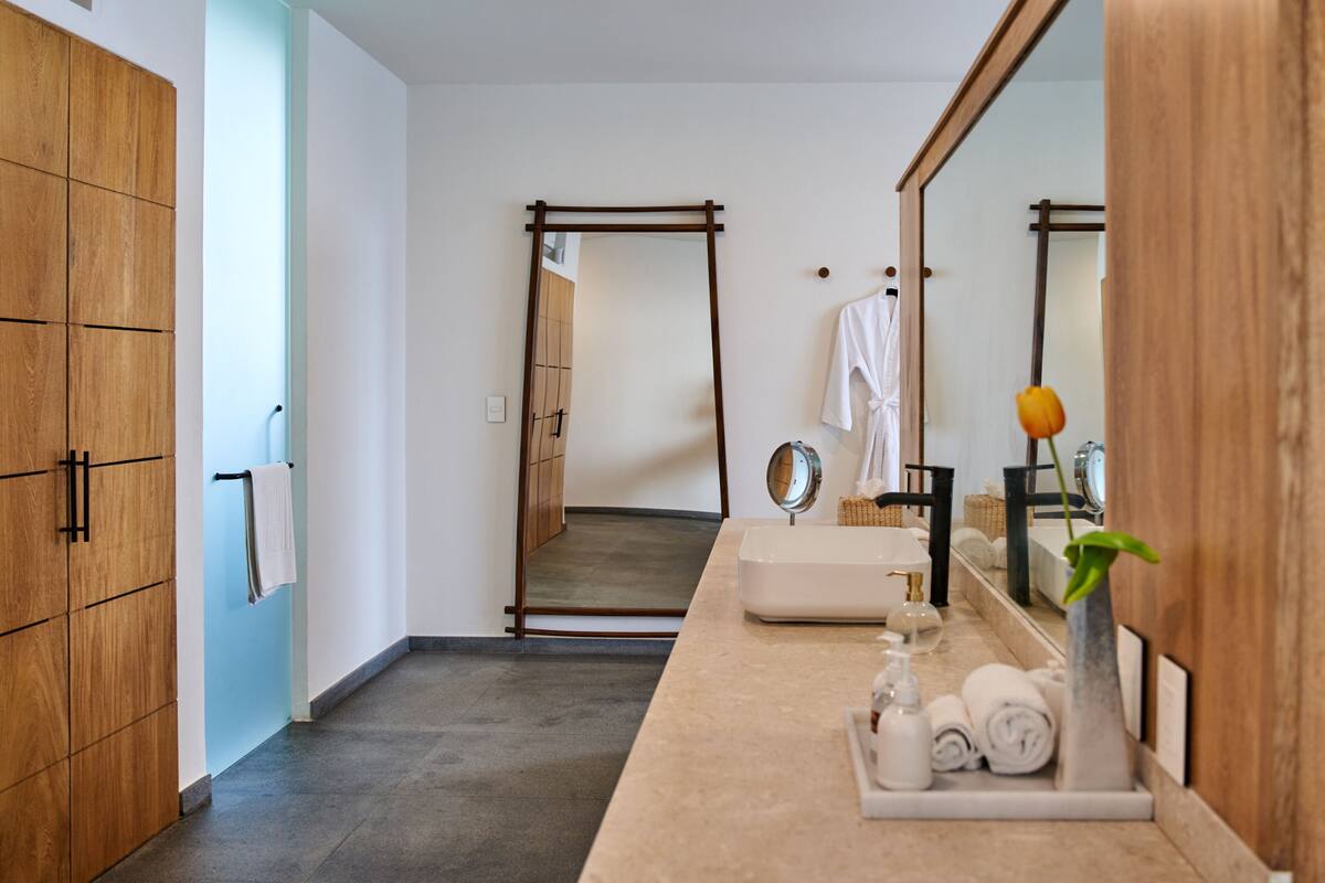 deluxe room, 1 king bed, bathtub, ocean view | 1 bedroom, minibar, in-room safe, laptop workspace