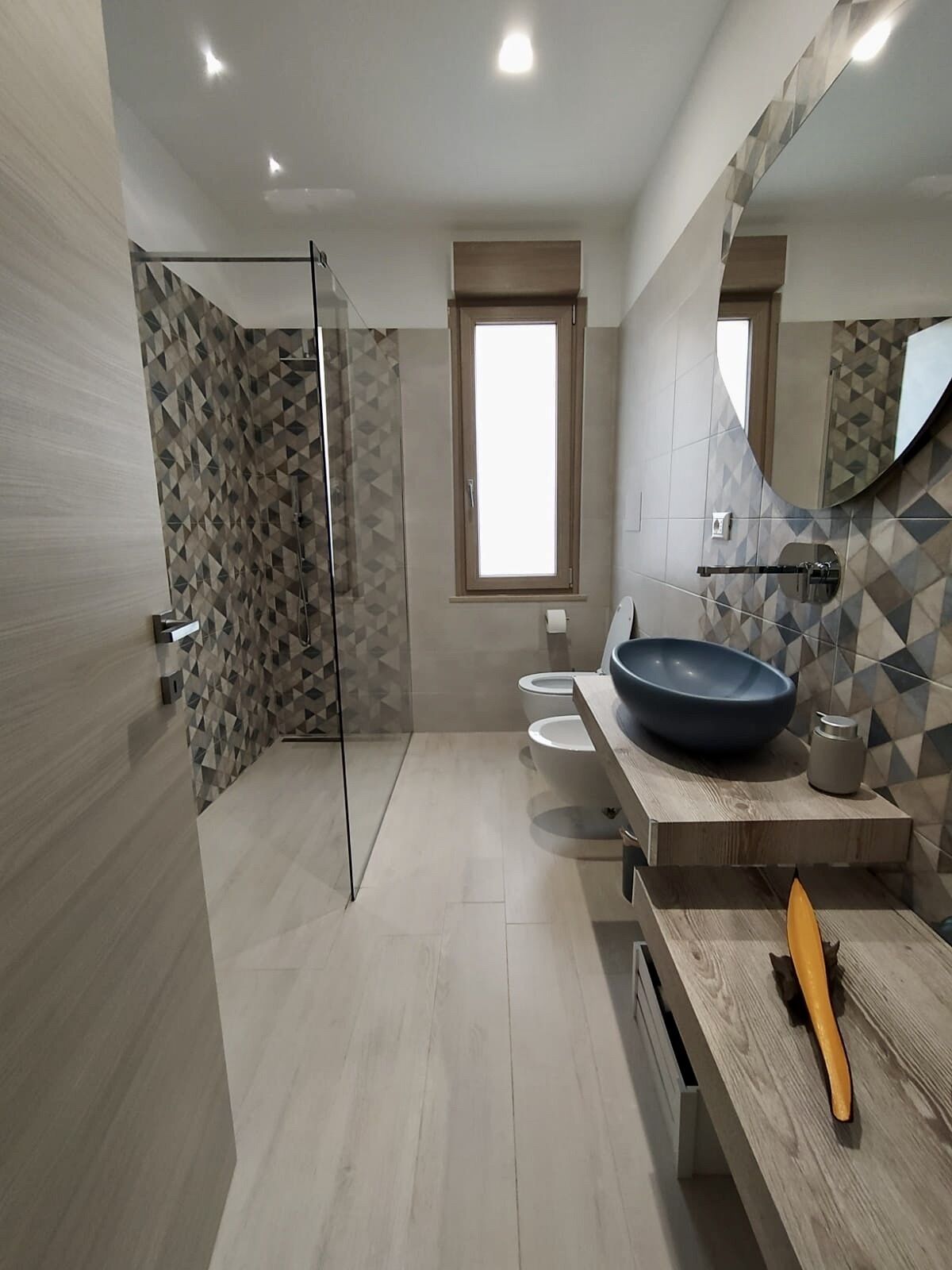 Dusche, Haartrockner, Bidet, Handtücher