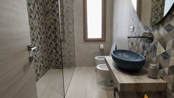 Dusche, Haartrockner, Bidet, Handtücher