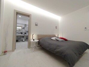3 habitaciones, insonorización y tabla de planchar con plancha 